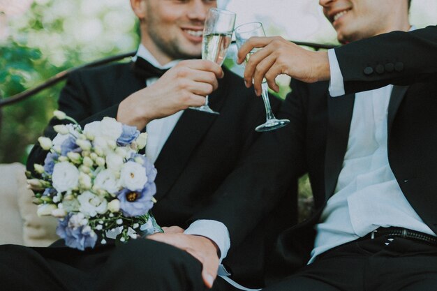 Couple homosexuel célébrant son propre mariage - Couple LGBT lors de la cérémonie de mariage, concepts sur l'inclusion, la communauté LGBTQ et l'équité sociale