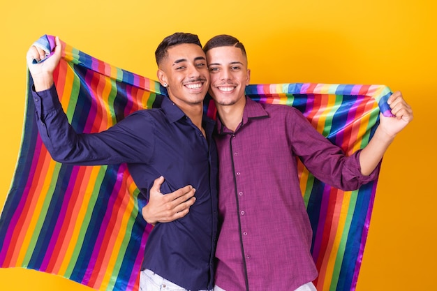 Un couple homosexuel sur fond de studio jaune