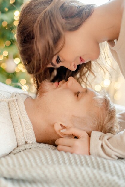 Couple hugging à la maison à la veille de Noël