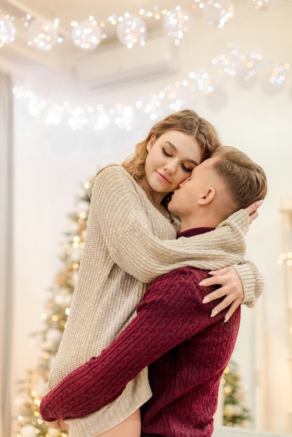 Couple hugging à la maison à la veille de Noël