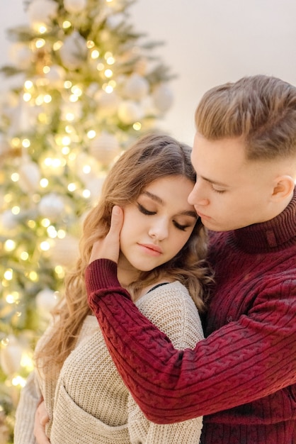 Couple hugging à la maison à la veille de Noël