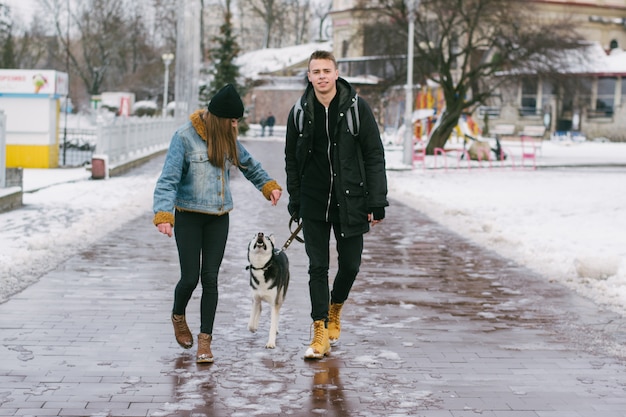 couple avec des huskies