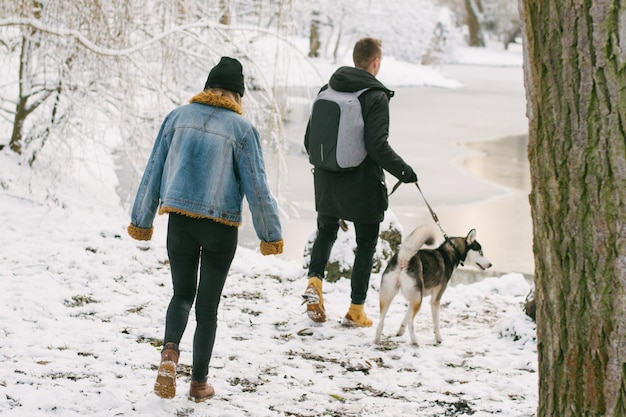 couple avec des huskies