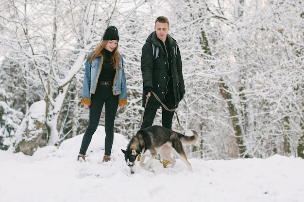 couple avec des huskies