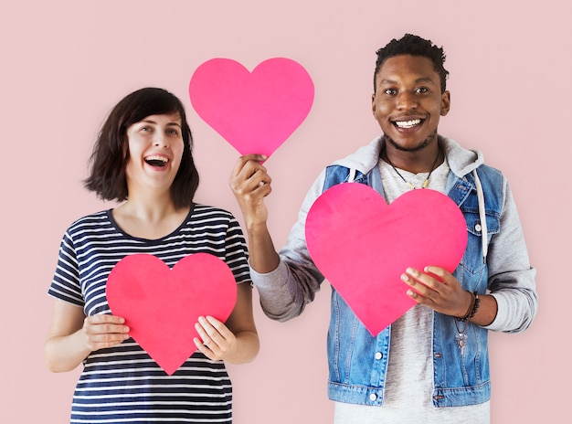 Un couple avec des icônes de coeur