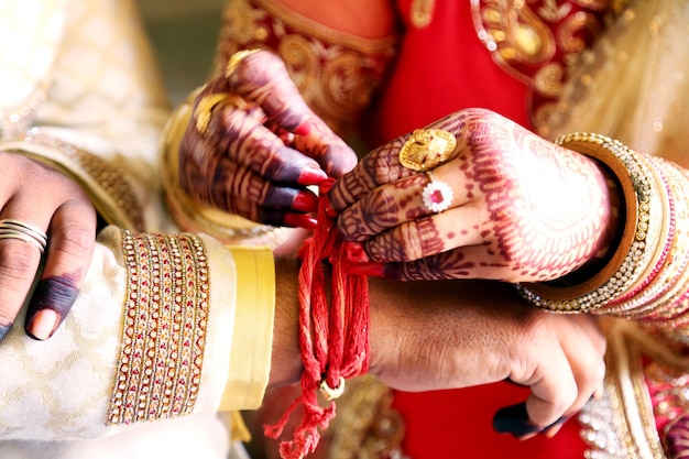 Couple indien jouant au jeu de pêche à l'anneau dans la cérémonie de mariage de l'Inde