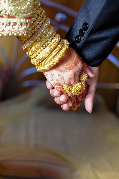 Photo un couple indien se tenant par la main.