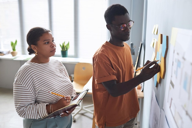 Couple d'ingénieurs qui planifient de travailler ensemble