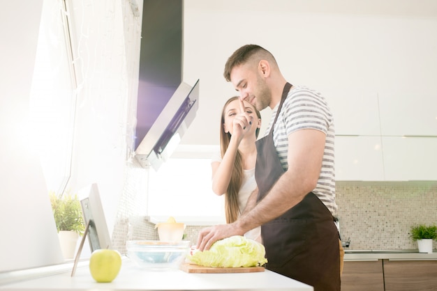 Couple insouciant cuisiner ensemble