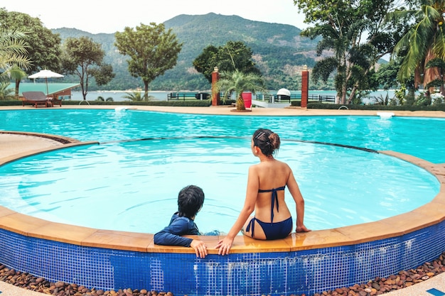 Couple insouciant détente en piscine