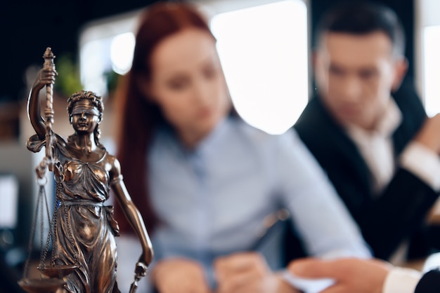 Un couple en instance de divorce dissout le contrat de mariage.