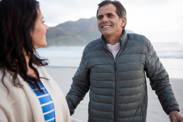 Couple en interaction les uns avec les autres sur la plage