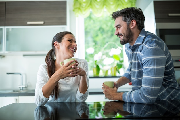 Couple en interaction tout en buvant un café