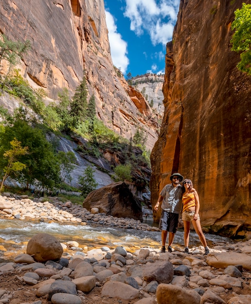 Un couple à l'intérieur du canyon du parc national de Zion