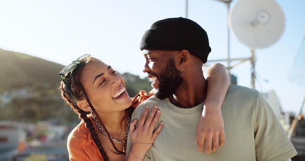 Couple interracial câlin et liaison sur le toit du bâtiment de la ville pour les vacances d'été voyage date et lieu de vacances à Boston Sourire heureux homme noir et parler femme ou étudiant amis de la mode