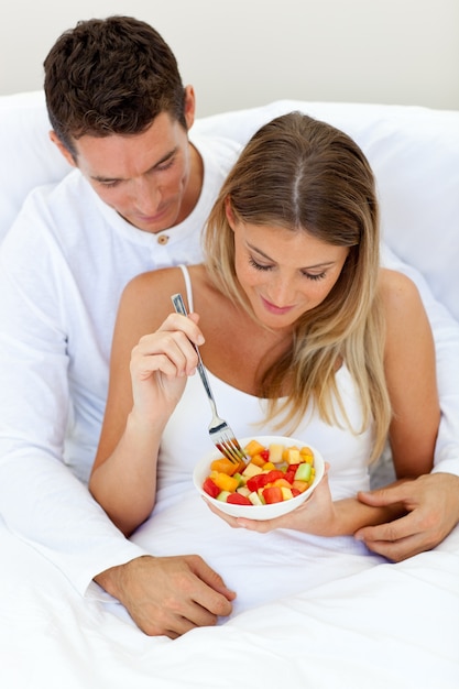 Couple intime, manger, fruit, mensonge, lit