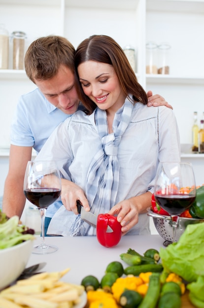 Couple intime préparant le dîner