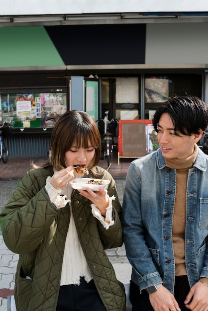 Photo un couple japonais passe du temps ensemble