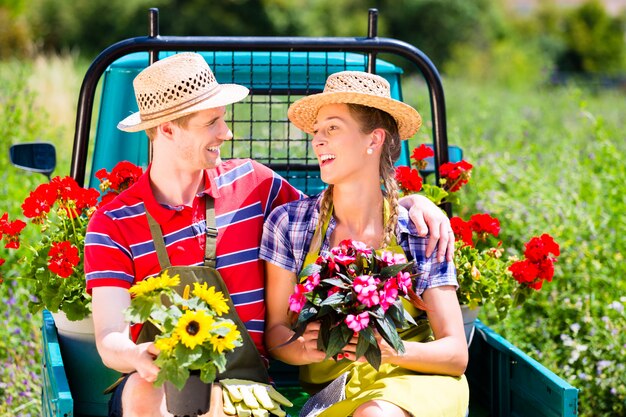 Couple, jardin, fleurs, gape