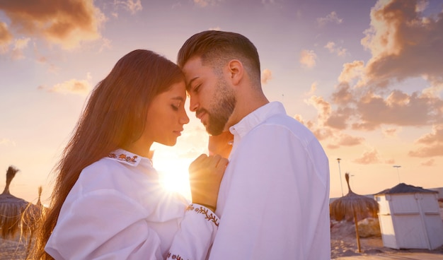 Couple jeune amoureux câlin sur la plage