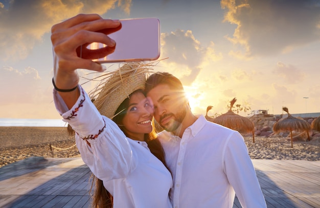 Couple jeune photo selfie en vacances à la plage