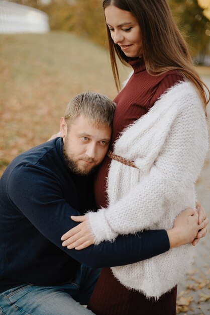 Couple de jeunes adultes amoureux à l'automne parc