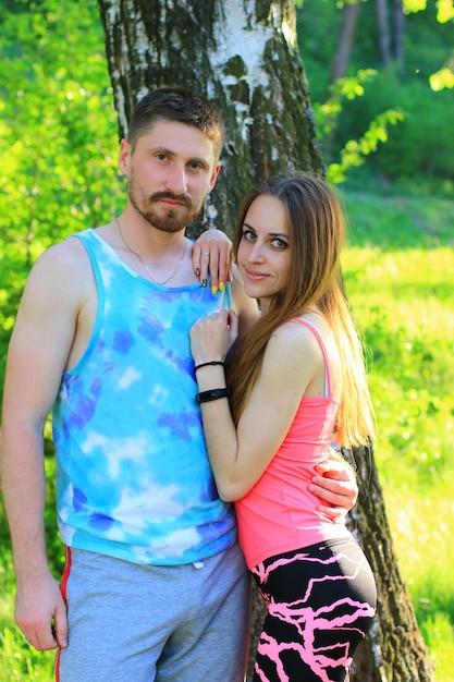 Un couple de jeunes athlètes qui se sont promenés en uniforme de sport en été