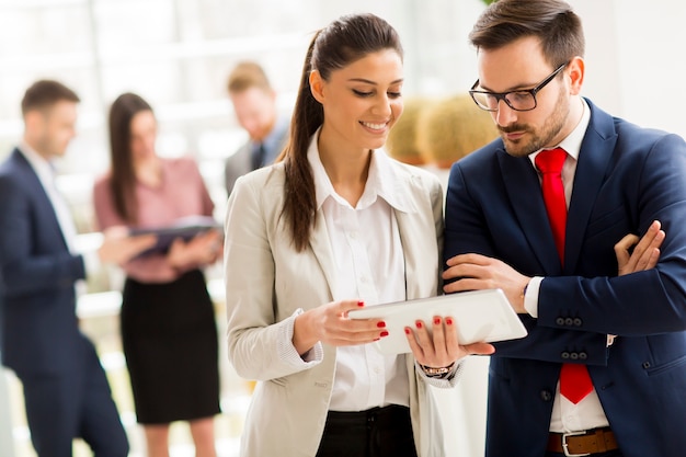 Couple de jeunes entrepreneurs travaille sur une tablette