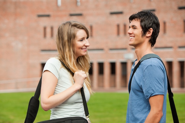 Couple de jeunes étudiants flirtant