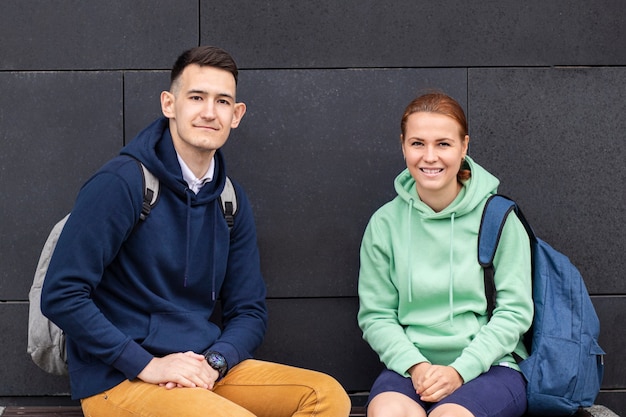 Couple de jeunes étudiants universitaires avec des sacs à dos