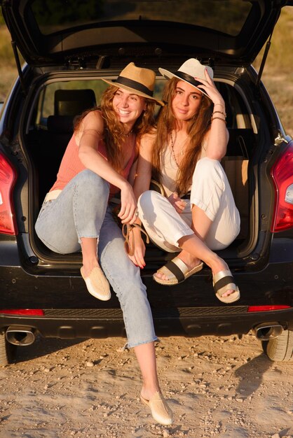 Photo couple de jeunes filles voyage vacances d'été