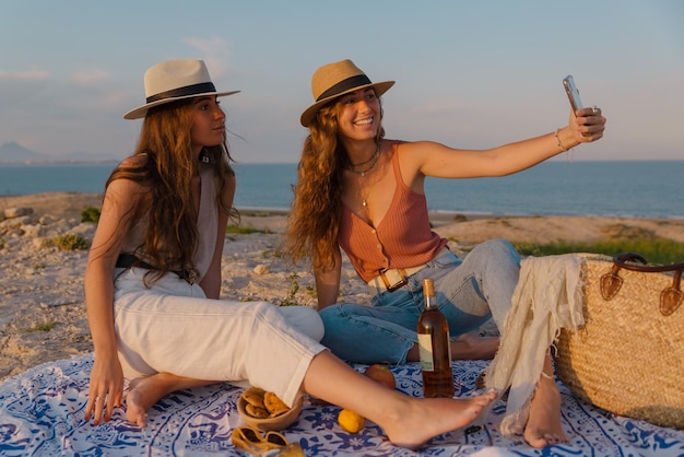 Photo couple de jeunes filles voyage vacances d'été