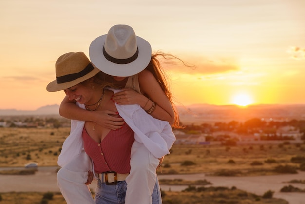 Photo un couple de jeunes filles voyage en vacances d'été