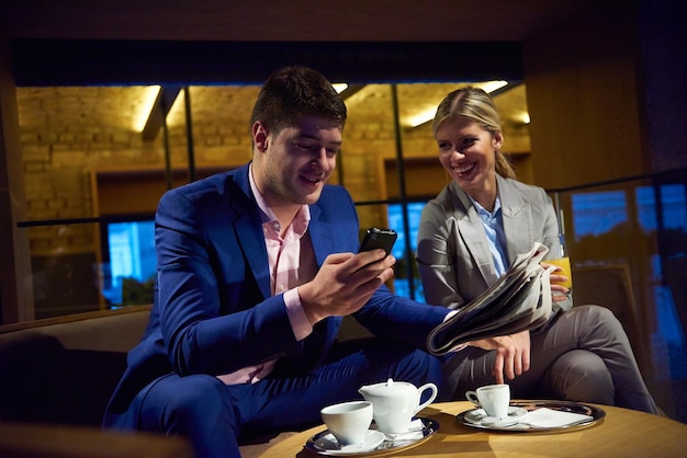 couple de jeunes gens d'affaires se détendre après le travail au bar-restaurant et prendre un verre