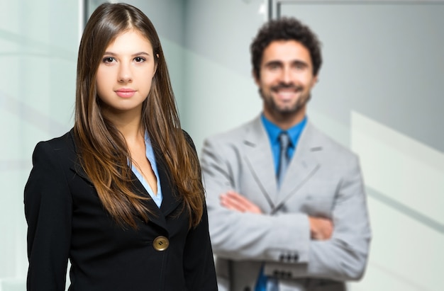 Couple de jeunes gens d&#39;affaires