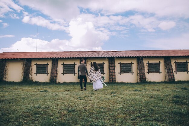 Couple de jeunes mariés de conte de fées romantique câlin et baiser