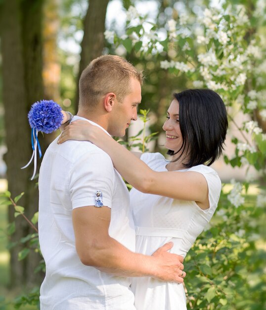 couple de jeunes mariés heureux. mariée et le marié