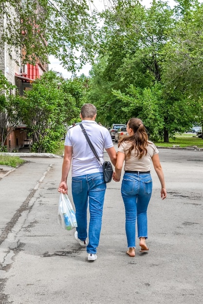 un couple de jeunes rentre du magasin avec ses achats