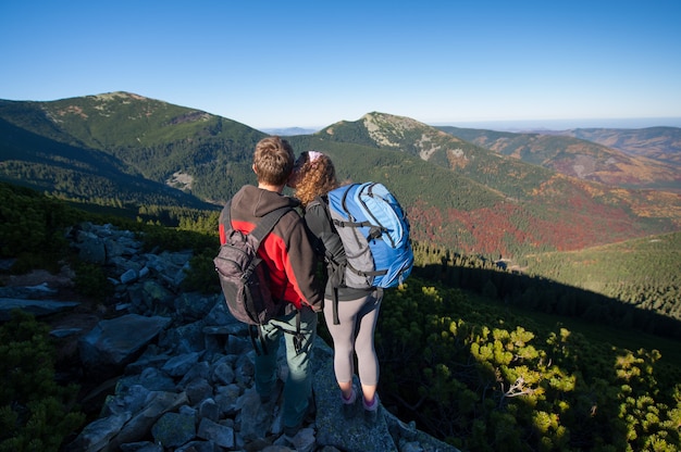 Couple de jeunes routards profitant du magnifique paysage