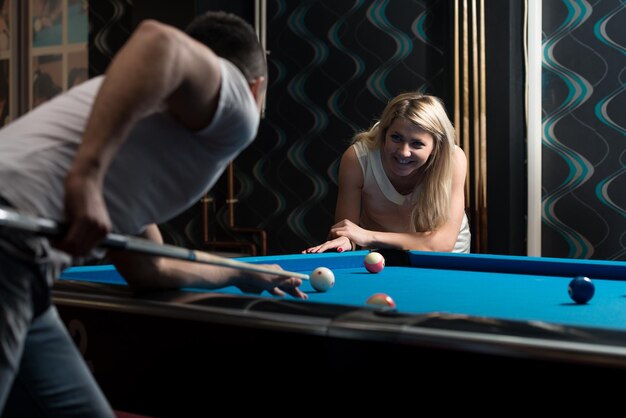 Couple jouant au billard