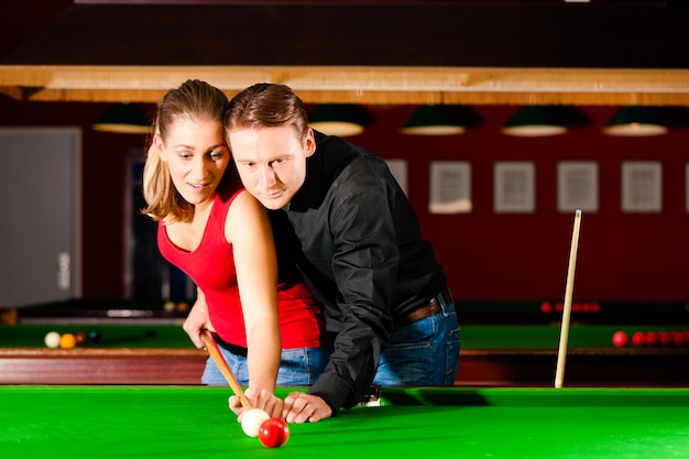 Couple jouant au billard