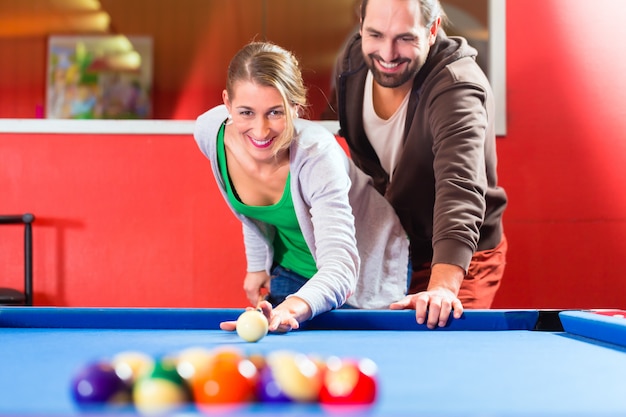 Couple jouant au billard