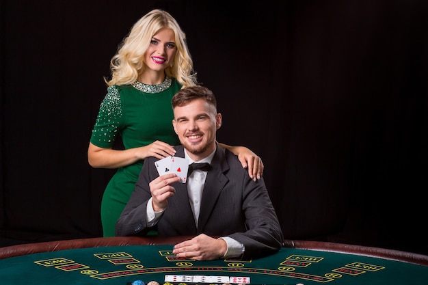 Couple jouant au poker à la table