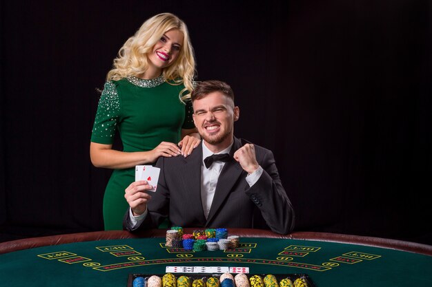 Couple jouant au poker à la table