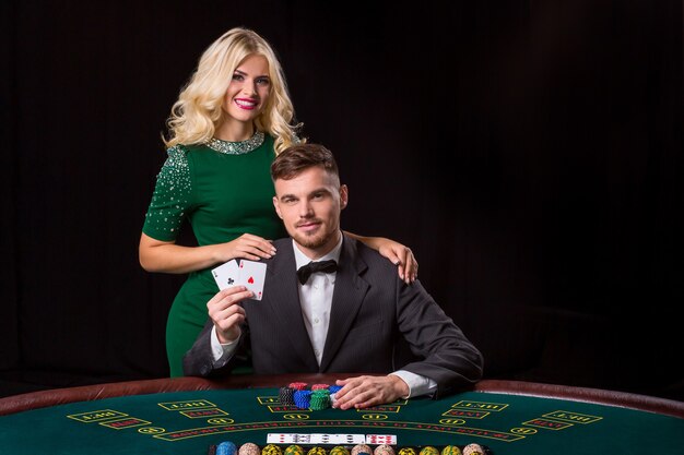 Couple jouant au poker à la table