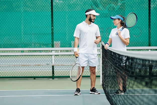 Couple jouant au tennis