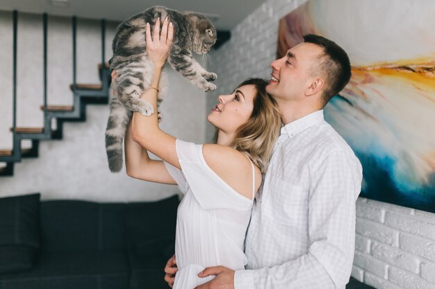 Couple jouant avec un chat