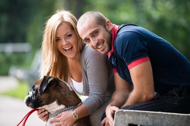 Couple jouant avec un chien