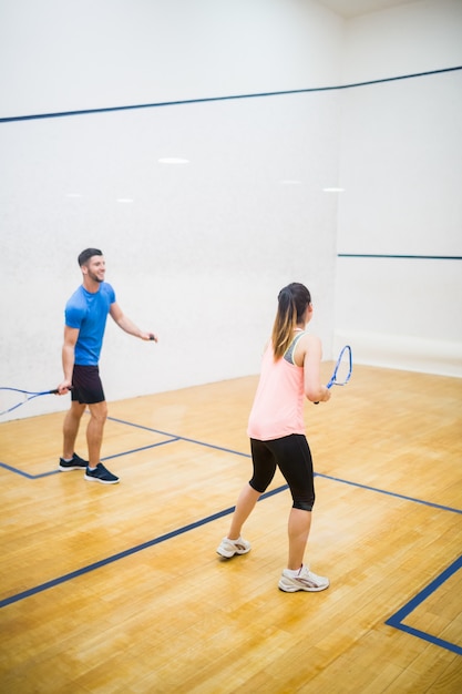 Couple jouant à un jeu de squash