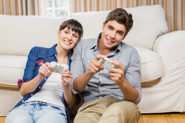 Couple jouant à un jeu vidéo dans leur salon